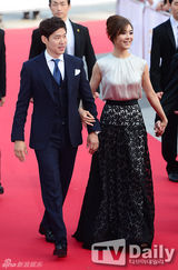 组图：少时Jessica挽SJ圭贤亮相音乐剧颁奖红毯