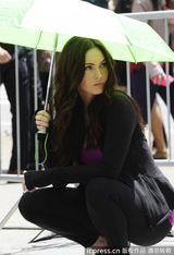 组图：梅根-福克斯现身片场身材微胖