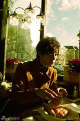 组图：乔任梁唯美大片变身忧郁青年