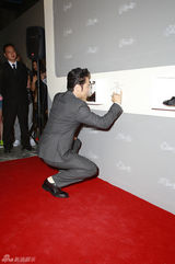 组图：吴秀波黑白装消瘦亮相  辣妈环绕显悦色