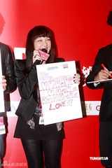 幻灯图：卫兰出席活动可爱调皮 自曝四年没拍拖 