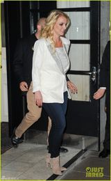 组图：布兰妮职业装显粗腿 坐双层巴士游伦敦