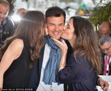 组图：《花容月貌》记者会 导演获两女星献吻