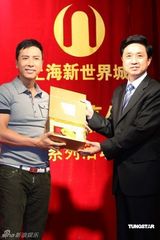 幻灯图：叶问蜡像入驻上海杜莎 甄子丹亲临揭幕