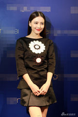 组图：高圆圆复古露背裙亮相 调侃不谈私生活