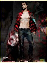 组图：魔力红主唱半裸写真 迷幻纹身壮硕身材