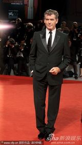 组图：老牌007布鲁斯南帅气现身威尼斯美女环绕