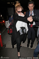 组图：阿黛尔产后素颜亮相 拿毯子遮儿子防偷拍