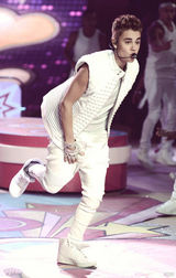 组图：比伯白衣献唱内衣秀 偷瞄超模小鹿乱撞