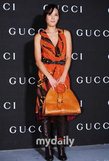 组图：韩彩英大红裙站台十足抢镜 申世京低胸性感