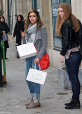 高清组图：杰西卡-阿尔芭街拍灰色系装扮休闲范