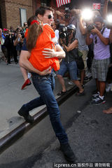 组图：汤姆-克鲁斯离婚后首探爱女 遭狗仔围堵