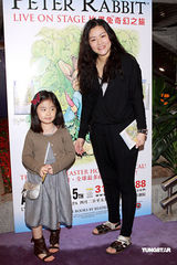 幻灯图：范姜携女看音乐剧 张达明赞狄娜是奇女子  