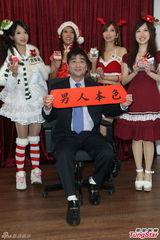 组图：许雅涵领众师妹扮性感 李组长现男人本色