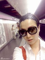 幻灯图：郑秀文台北宣传新书 与粉丝亲密互动 