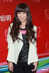 组图：佘诗曼陈豪新剧试造型 羞谈各自绯闻对象