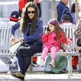 组图：小苏瑞上学途中煲电话粥 开心与男同学约会