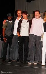 高清图：《真爱如血》剧组亮相 帕奎因红衣性感