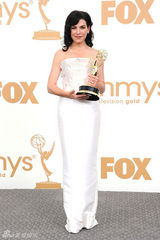 组图：艾美奖后台 玛格丽丝夺视后开心比V