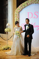 高清图：孙俪邓超上海大婚 新人现身当众亲吻