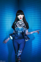 组图：吴莫愁跨界玩设计 野性豹头妆容冷艳