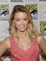 幻灯图：动漫展进入高潮 Maggie Q比美吸血鬼情侣