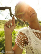 幻灯图集：蕾哈娜登杂志封面 活泼俏皮展笑容