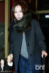 组图：崔智友牵“女儿”现身《保姆》收官活动