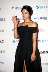 组图：众星亮相韩国百想艺术大赏