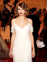 高清组图：纽约大都会庆典 斯威夫特白裙圣洁