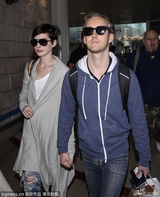 组图：海瑟薇与老公十指紧扣秀恩爱 羡煞旁人