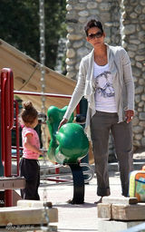 幻灯图：辣妈哈莉-贝瑞陪女儿玩耍 公园荡秋千