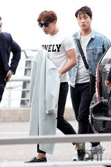 组图：韩星Rain飞中国拍电影 轻撩秀发帅气足