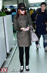 组图：韩星金喜善机场时尚主打休闲风