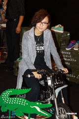 组图：周笔畅潮牌落户上海 否认开店比唱歌赚钱