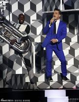 组图：罗比-威廉姆斯蓝西装复古 抢眼献唱全英