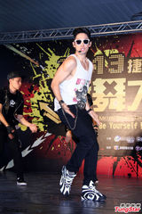 组图：吴建豪帅气亮相大秀舞技 墨镜遮面心情好