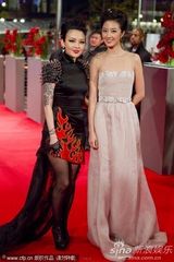 组图：《龙门飞甲》首映 范晓萱火红朋克裙秀纹身