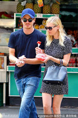 组图：邓斯特与男友享午后时光 印花紧身裙闪亮迷人
