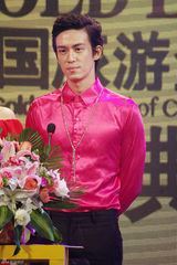 组图：陈楚河亮相旅游金榜盛典 粉色衬衫抢人眼球