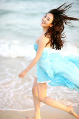 高清图：高姝瑶沙滩写真秀性感 飘逸青春活力四射