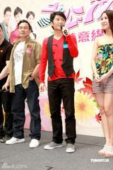 幻灯组图：曹敏莉李绮红向谢天华裤子内抛桔子