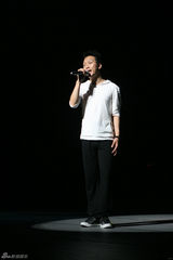 幻灯图集：李玉刚赴日巡演彩排照曝光 轻装上阵