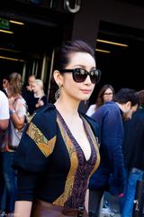 组图：秦海璐复古造型受邀亮相米兰时装周