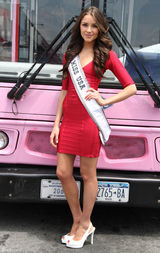组图：2012年度美国小姐冠军红裙出巡