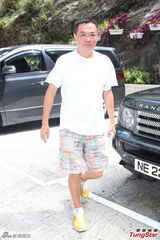 组图：陈小春为爱妻送早餐 提起儿子好心情