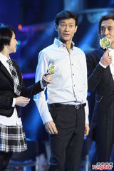 组图：郑少秋热舞扭腰不断 容祖儿不惧男友吃醋