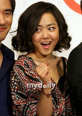 幻灯图：文根英严基俊出席《Closer》新闻发布会