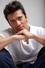 组图：唐文龙拍居家系写真 随性自然秀熟男风范