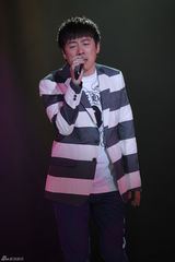 组图：周笔畅睡衣扮猫女 邓紫棋自弹自唱